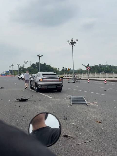 视频：小米YU7与劳斯莱斯古斯特相撞事故引关注