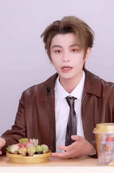 丁禹兮唱了梁静茹的《爱久见人心》，“我不是流言不能猜测你”