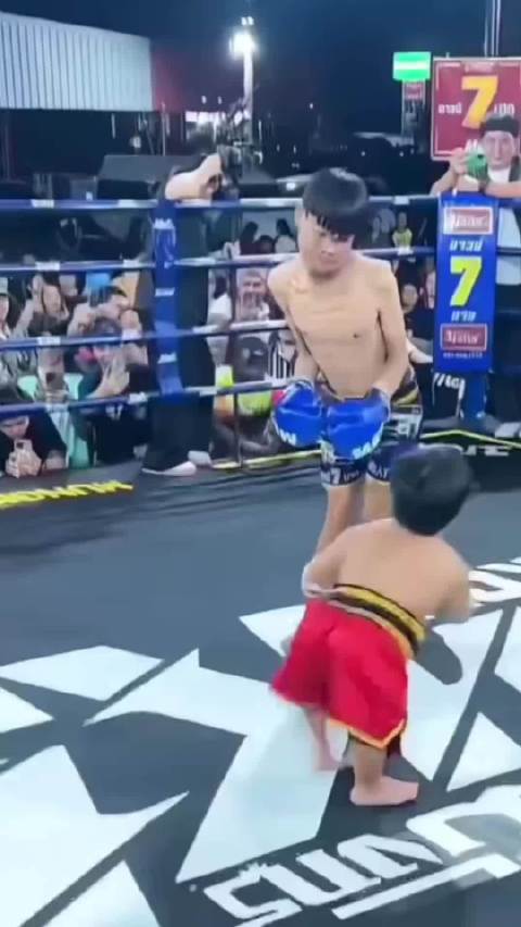 笑点在和我的道德疯狂打架，谁想出来的魔鬼注意 一个底盘不稳，一个专攻底盘