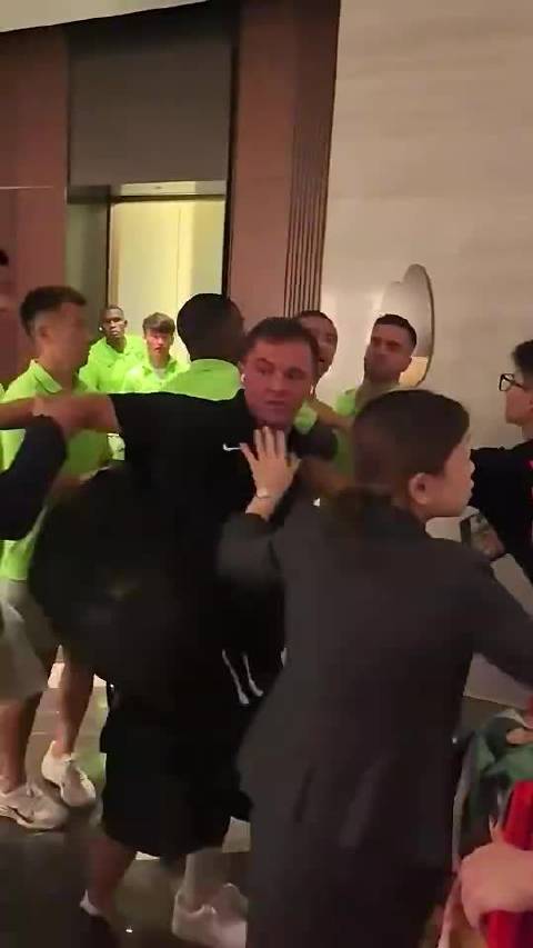 国安球员王刚张玉宁赛后与球迷冲突，深夜发文致歉