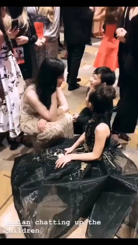 刘亦菲花木兰首映礼蹲身与小朋友互动