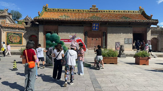 △游客在永安寺参观