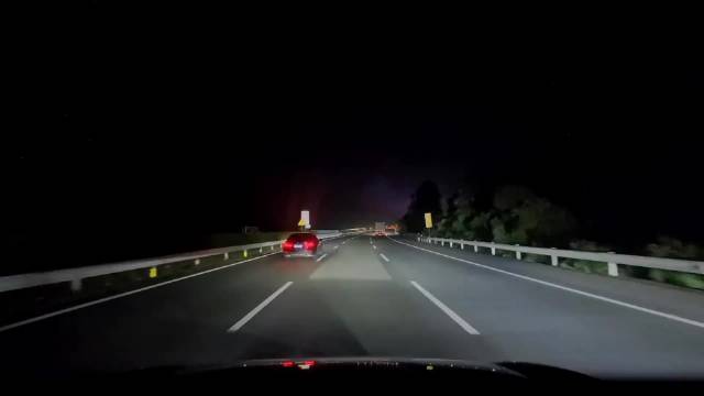 问界m9突遇变道碰撞未侧翻，对方车辆失控