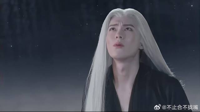 东方青苍为夺回身体，强行与小兰花亲吻，结果被击飞