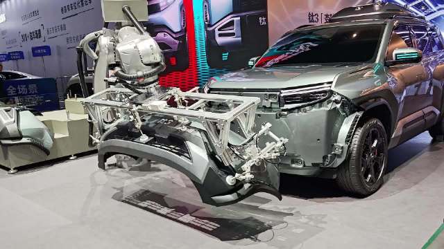 方程豹钛3成都车展展示2分钟换脸服务，改装方案5999元起