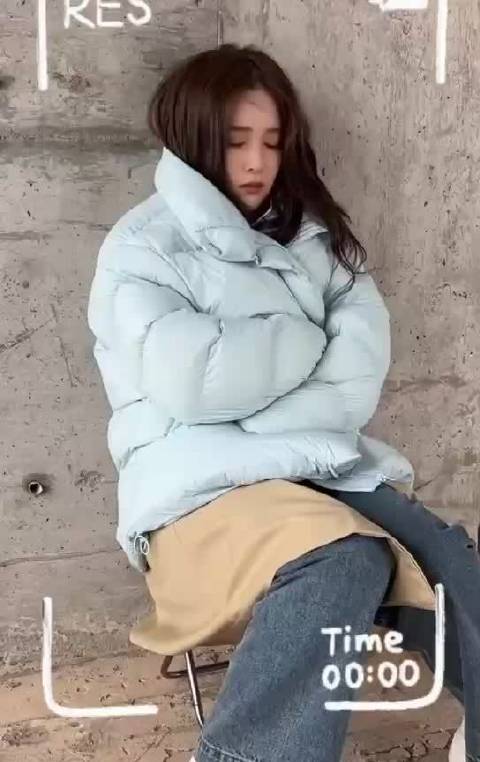 阚清子克服恐高挑战六层吊尾楼成功