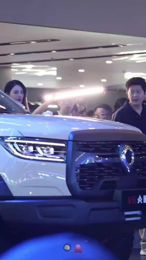 张雨绮携敦煌绿坦克500亮相，气场全开诠释力量美学