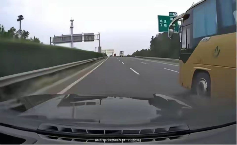 宝马行驶中安全气囊爆开，系并行大客车爆胎冲击波所致，冲击波威力多大？安全气囊的设计存在问题吗？