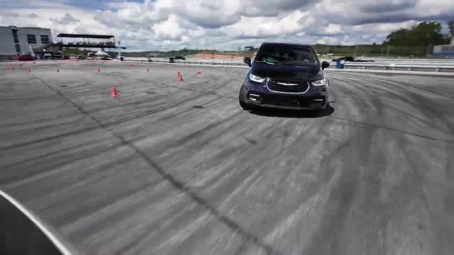 大捷龙与美版奥德赛竞逐赛道泥泞林道