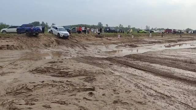 丰田汉兰达玩泥巴！