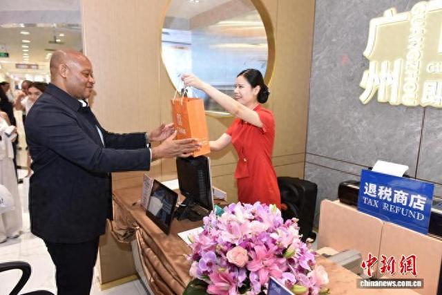 图为旅客在广百百货北京路店办理退税。李俊峰 摄