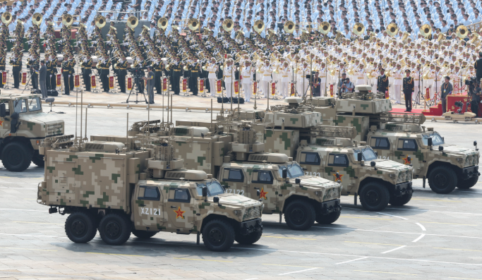 ▲九三阅兵现场,网络空间作战方队接受检阅。图/新华社
