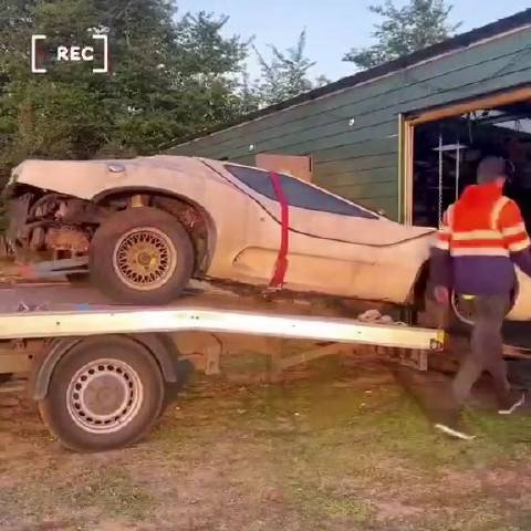 这家伙花500美元买了一辆废弃的1980年超级跑车，然后把它修好了