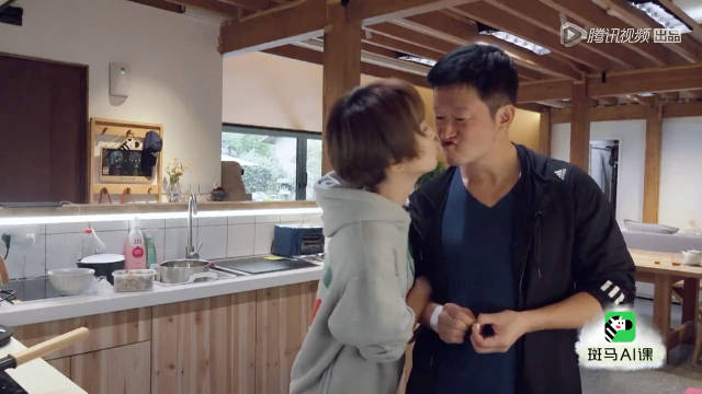 战狼也会撒娇！吴京嘟嘴求老婆谢楠亲亲