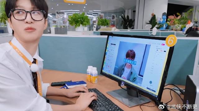 范丞丞做表情包浑身是梗 上来就恶搞姚译添，笑麻了！