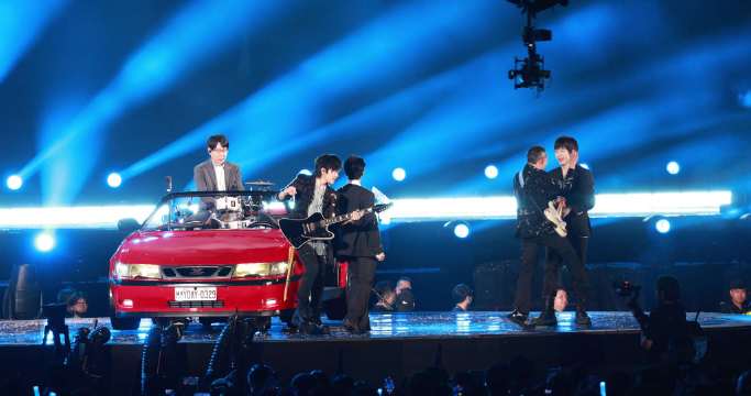 五月天上海演唱会与韦礼安合唱《香水》