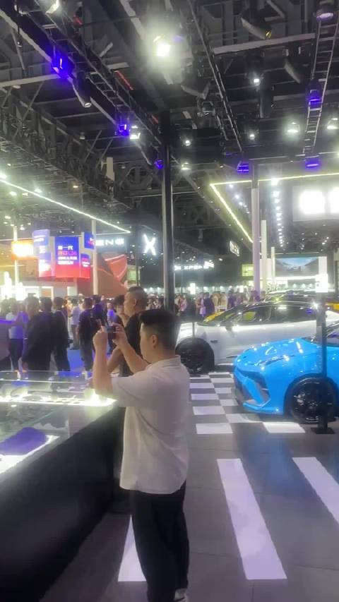 逛成都车展，也被93 阅兵的震撼吸引了