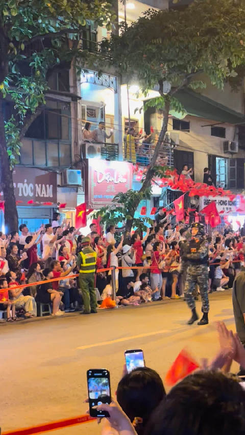 越南独立日阅兵小兵抢步引欢笑