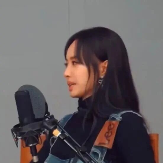 蔡依林被发现晚上10点还没睡，和吴青峰、蔡健雅街头散步，被指“交到了坏朋友”，本人回应