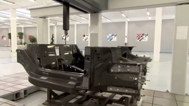 阿尔法罗密欧4C采用碳纤维硬壳底盘，总重仅940公斤