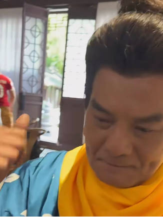 中国香港演员李国麟三部手机同时看阅兵直播，称“不想错过每一个振奋人心的画面”