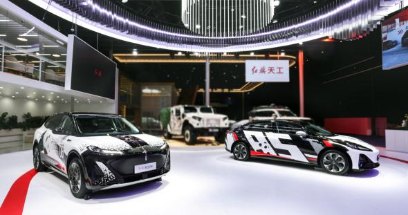 三款新车开售，拳拳到肉！成都车展上的红旗展台有多吸睛？