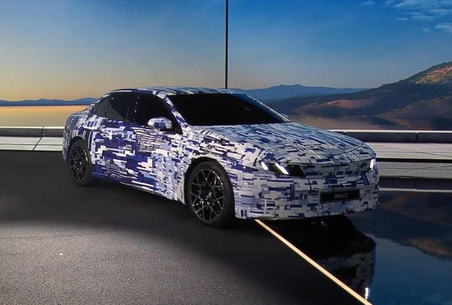 宝马新世代 i3 纯电轿车亮相：身披伪装，下月量产、明年发布