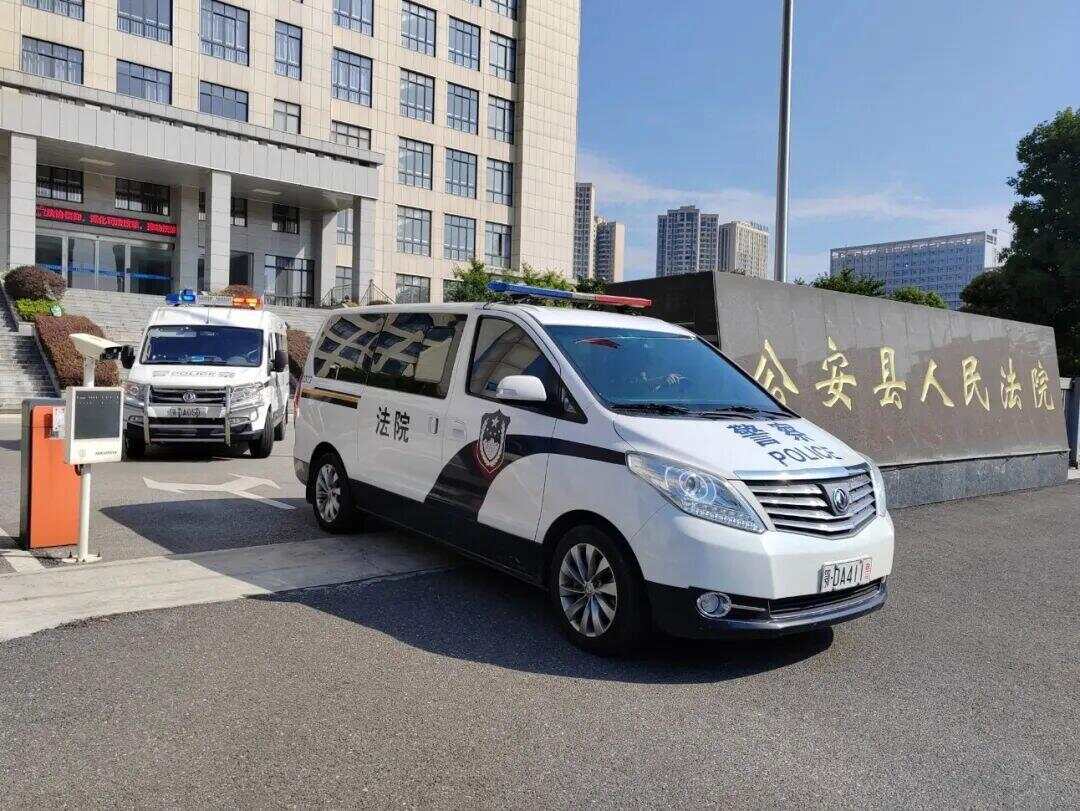 案中案！医生将350万元灰色收入存保姆账户！保姆发现后花81万元买豪华商务车，大额打赏男主播