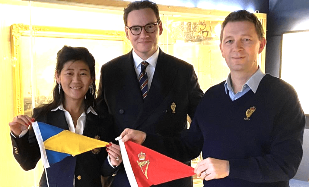 2022年，丹尼·伯恩（右）与特里·伯尔斯（中）一起出席公益活动。