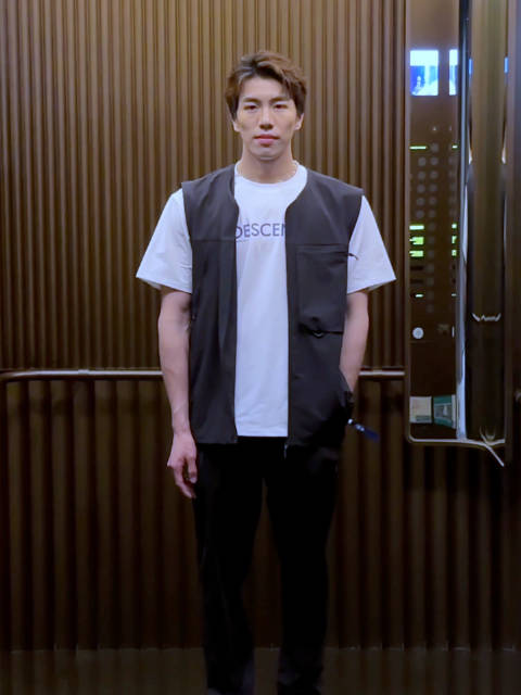 更新社媒晒出变装视频：异世界存档