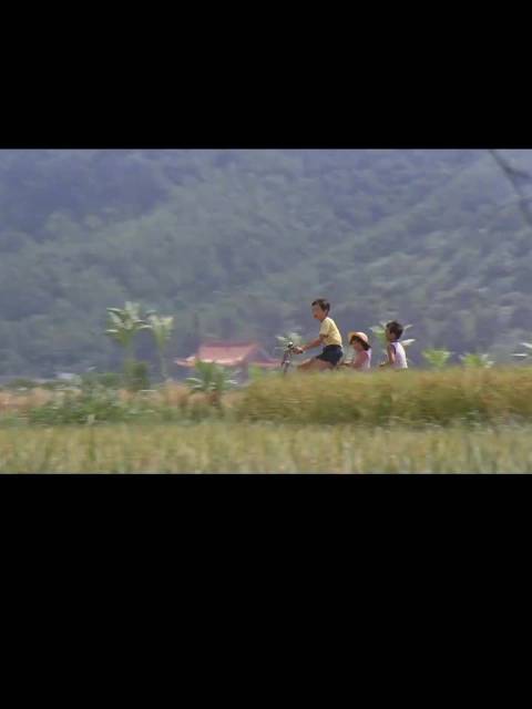 侯孝贤《冬冬的假期》以孩童视角折射成人世界