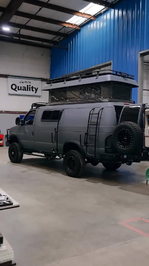 只要加得起油，应该很少有人会拒绝这台福特E350露营车吧