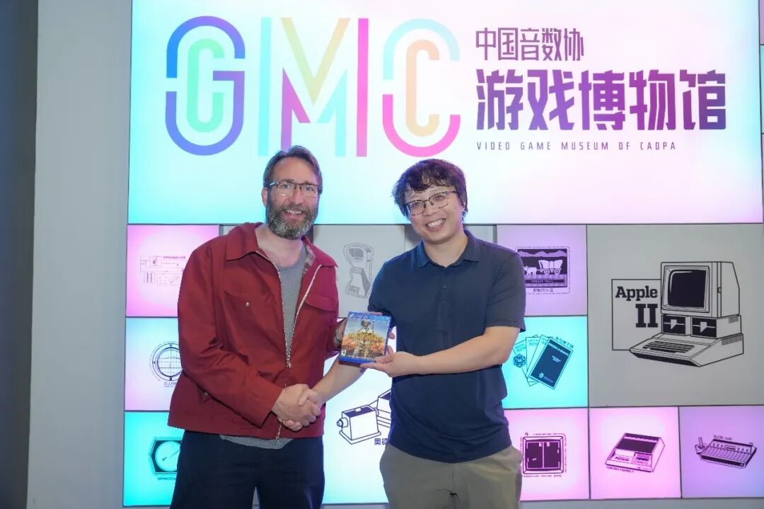 来到博物馆后,格里尼赠送了我们签名版的《绝地求生》游戏盘