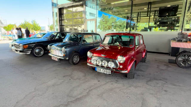 视频：宝马经典车中心，mini、奔驰和