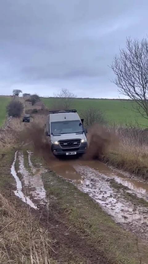 奔驰凌特露营车英国聚会遇破路引吐槽