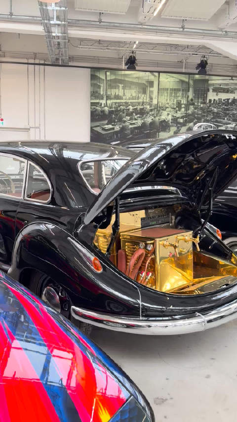 宝马推出带啤酒吧及V16引擎新车型