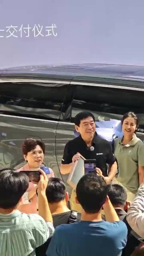 老魏给VIP客户交车了！说个冷知识：邓亚萍是我校友