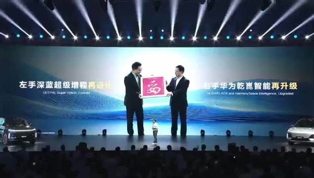 续航加码，一周只充一次电 超充进化，极速补能更从容 5C超充华系家庭大六座