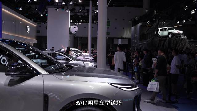 爆胎不偏移、避让不侧翻，赛车场实测腾势N9，满满的安全感