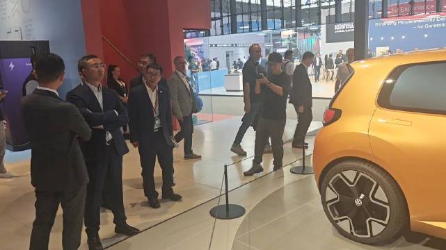 零跑创始人朱江明现身大众展台观摩ID.EVERY1