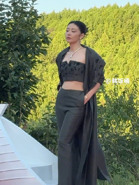 高叶露马甲线 好飒 尽显大嫂气质 《狂飙》陈书婷限时回归