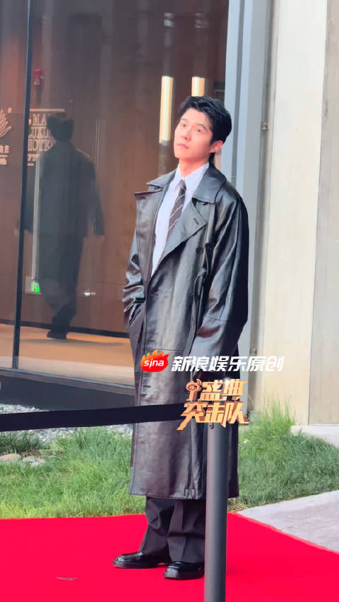 刘昊然穿越到《黑客帝国》了？酷酷的！