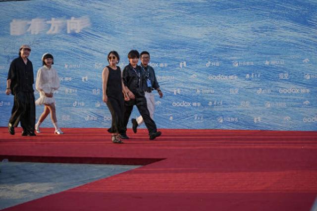 9月7日，福建平潭，入围第五届平潭IM两岸青年影展的青年创作者们离开红毯。中青报·中青网见习记者 陈宇龙/摄