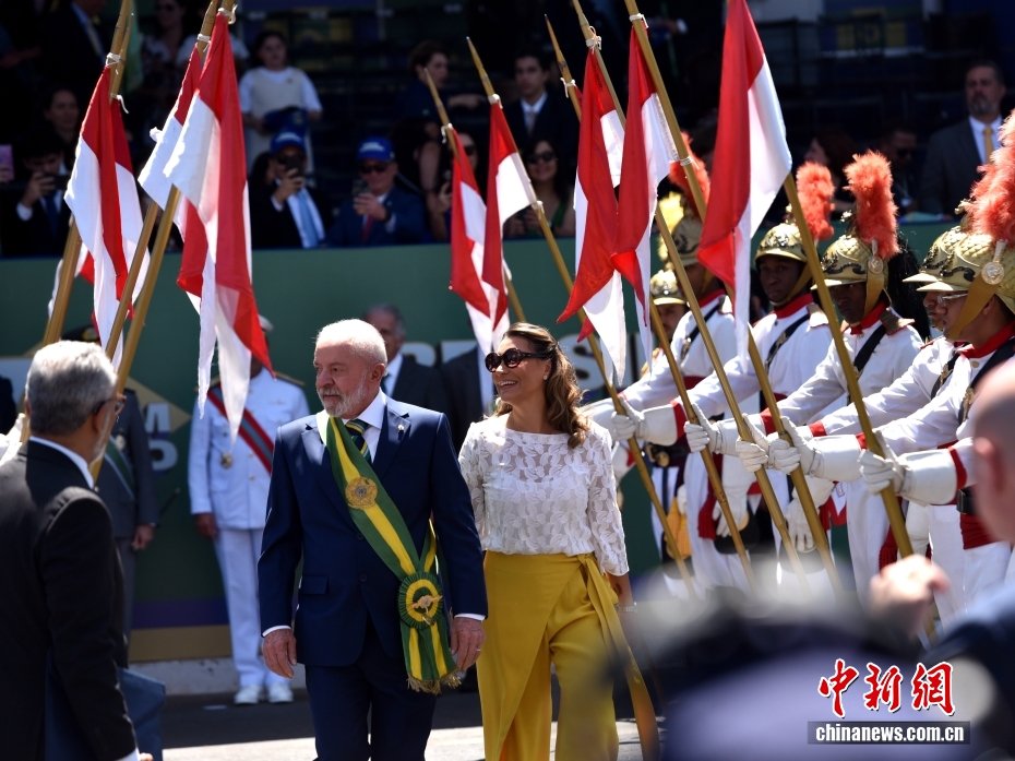巴西举行独立203周年庆典活动