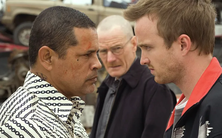 《绝命毒师》男演员洗车时向女孩喷水，被捕