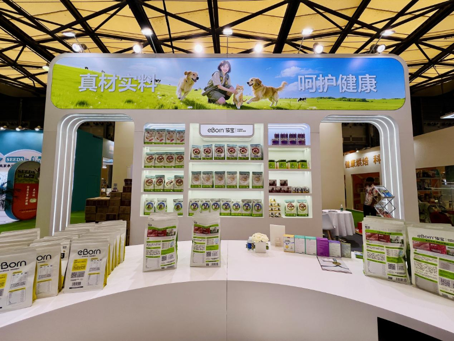 8月24日,上海,第二十七届亚洲宠物展览会伊利宠物食品展台
