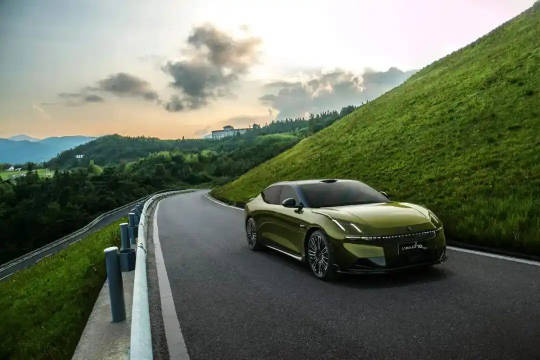 领克10 EM-P以电驱革新：高速不亏电+全路况稳定操控体验