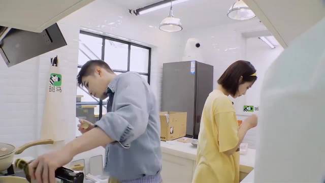 陈学冬做饭锅起火了，黄景瑜一脸淡定