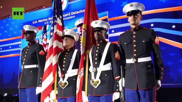 胡塞导弹袭击中断美以独立日仪式，美军直播中寻掩护