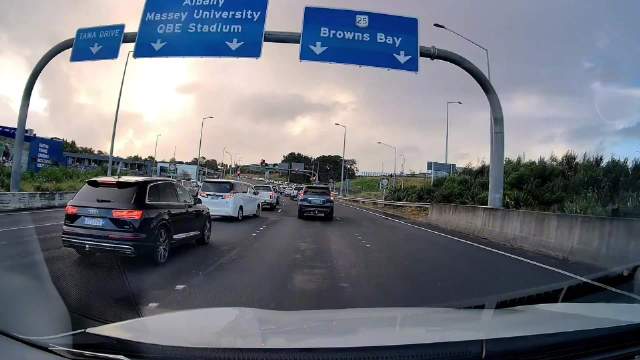 变道全责事故引热议，视频车司机称可避免